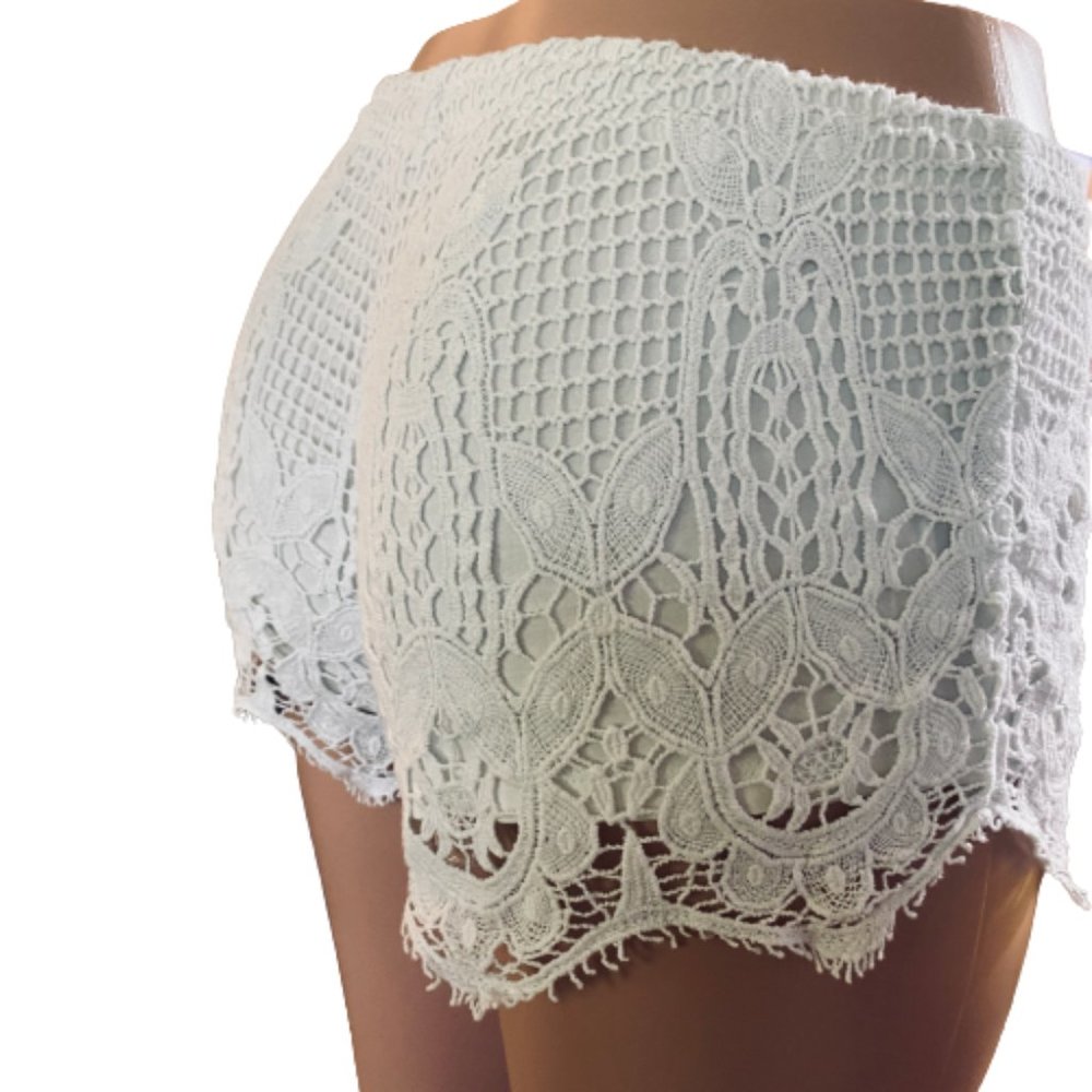 WOMANS SZ L WHITE LACEY LIGHTWEIGHT SHORTS